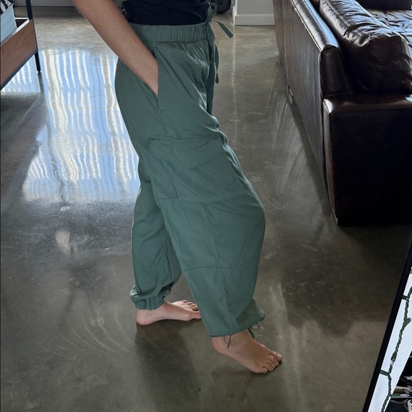 Lululemon Lightweight Adjustable Mid-Rise Cargo Pant - Picture 3 of 10